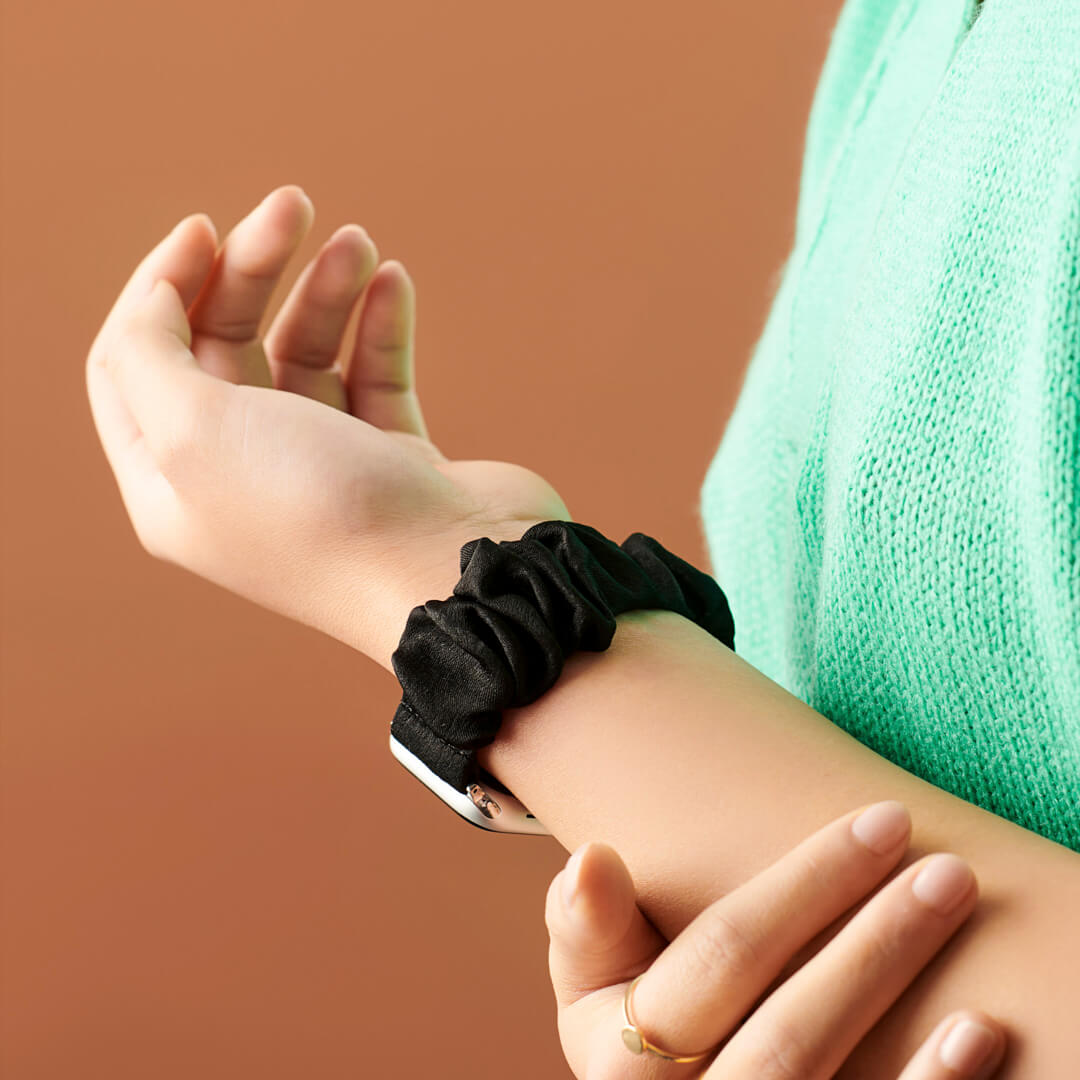Scrunchie Apple Watch Band Noir The Salty Fox1